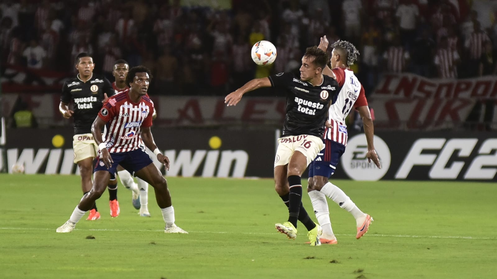 Martín Pérez Guedes, de Universitario, disputa el balón con Gabriel Fuentes. 