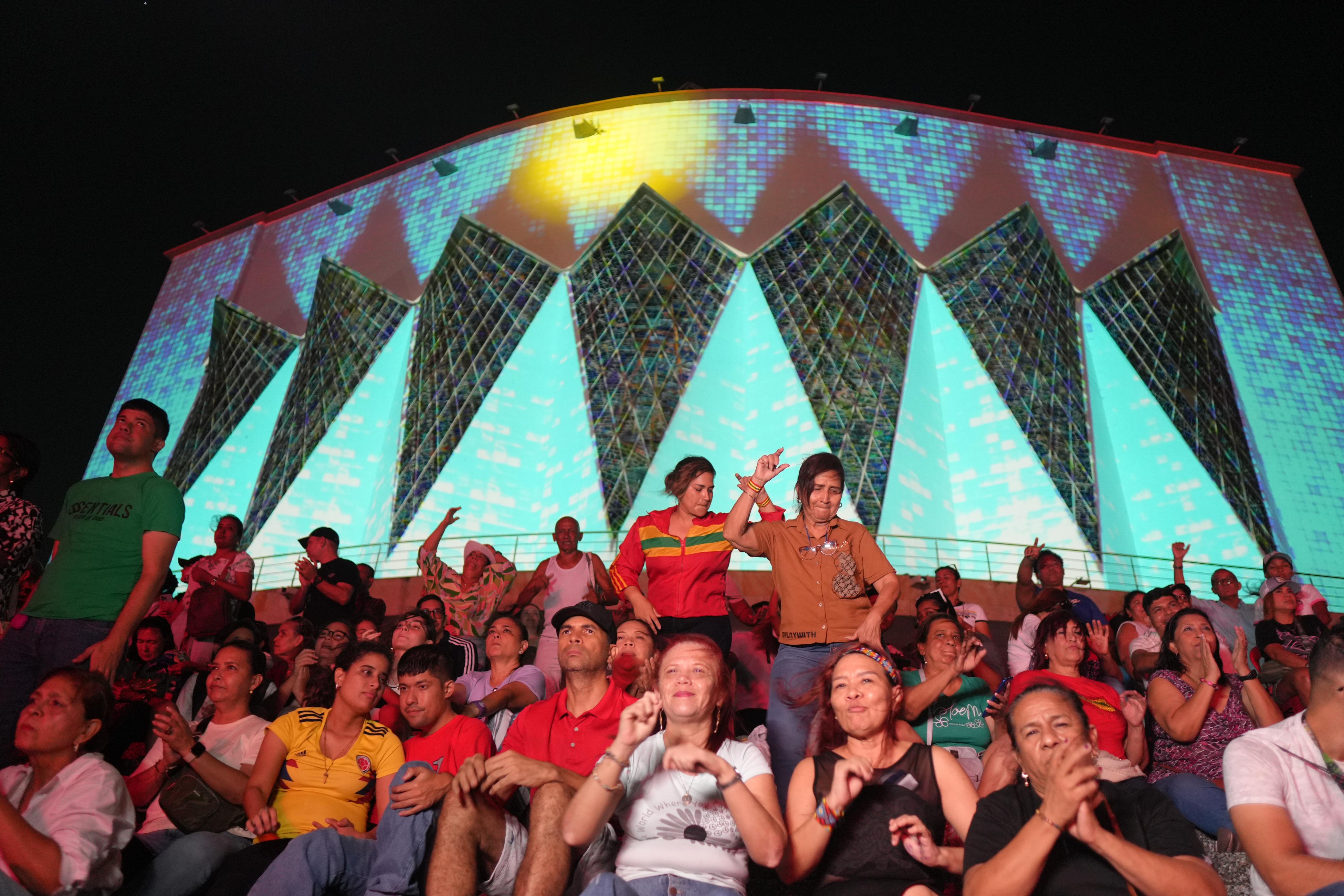 La Plaza de la Paz se colmó en el concierto gratuito.