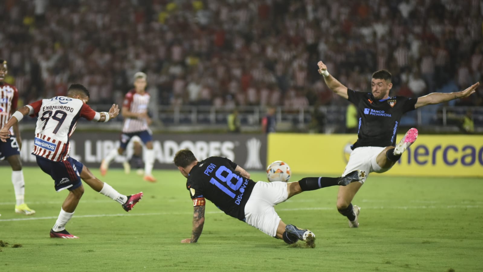 Opción clara de gol para Junior con un zurdazo de Enamorado que se fue por arriba.  