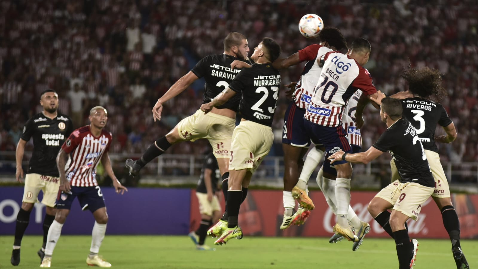 Didier Moreno y Carlos Bacca intentan ganar por vía aérea ante la defensa de Universitario. 