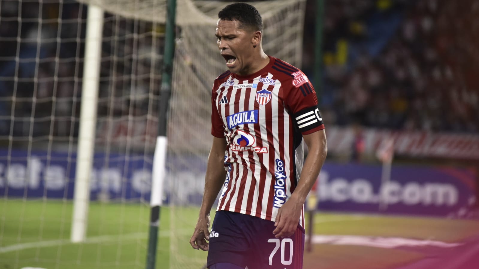 Carlos Bacca se lamenta tras ser invalidado su gol por fuera de juego. 