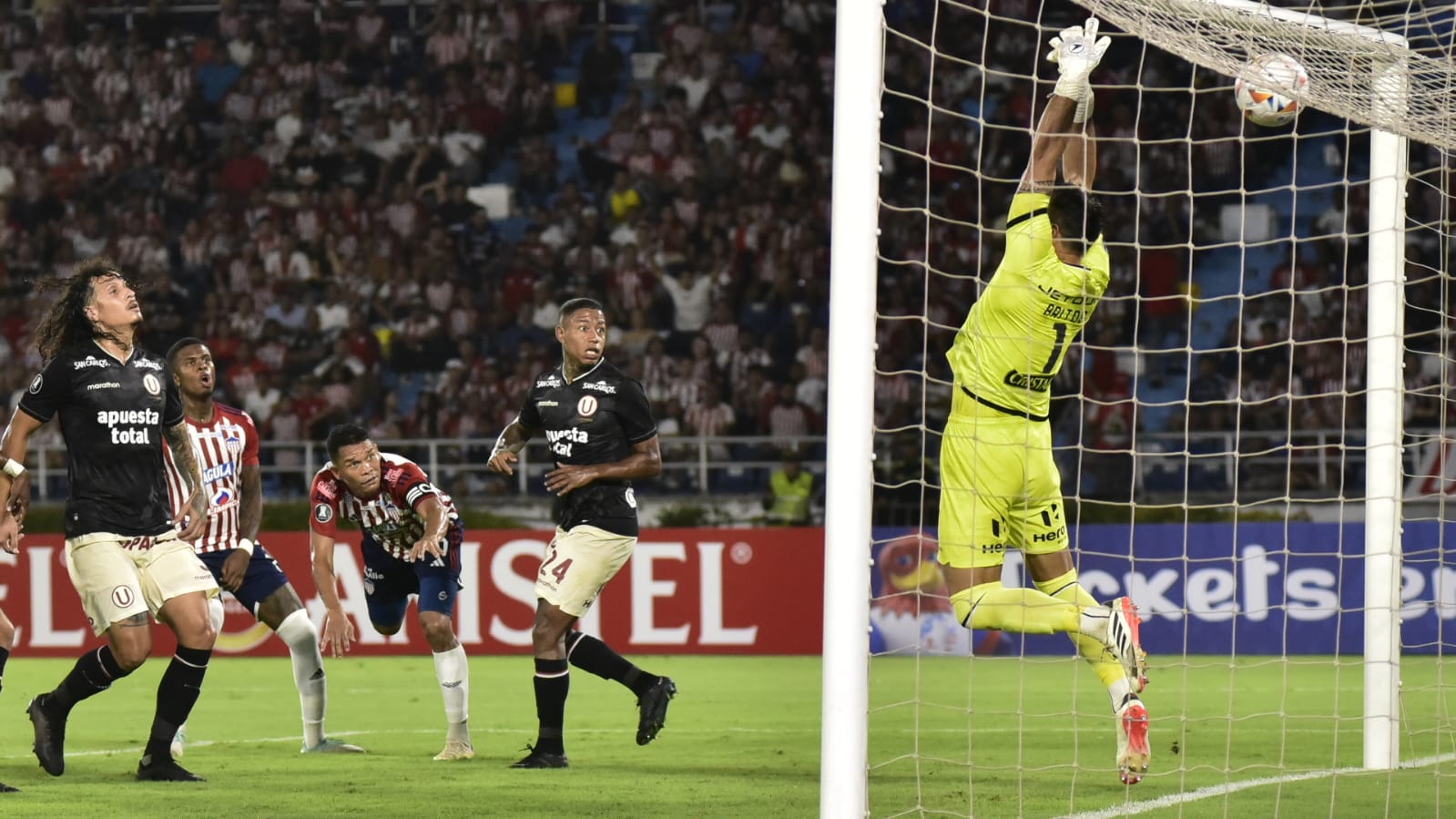 El gol invalidado a Carlos Bacca por posición adelantada del capitán de Junior. 