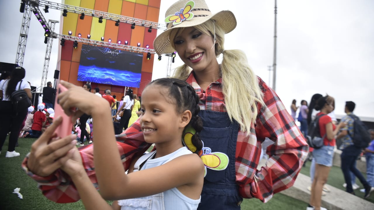 Los niños se pudieron tomar fotos con personajes del Solar de Mao.