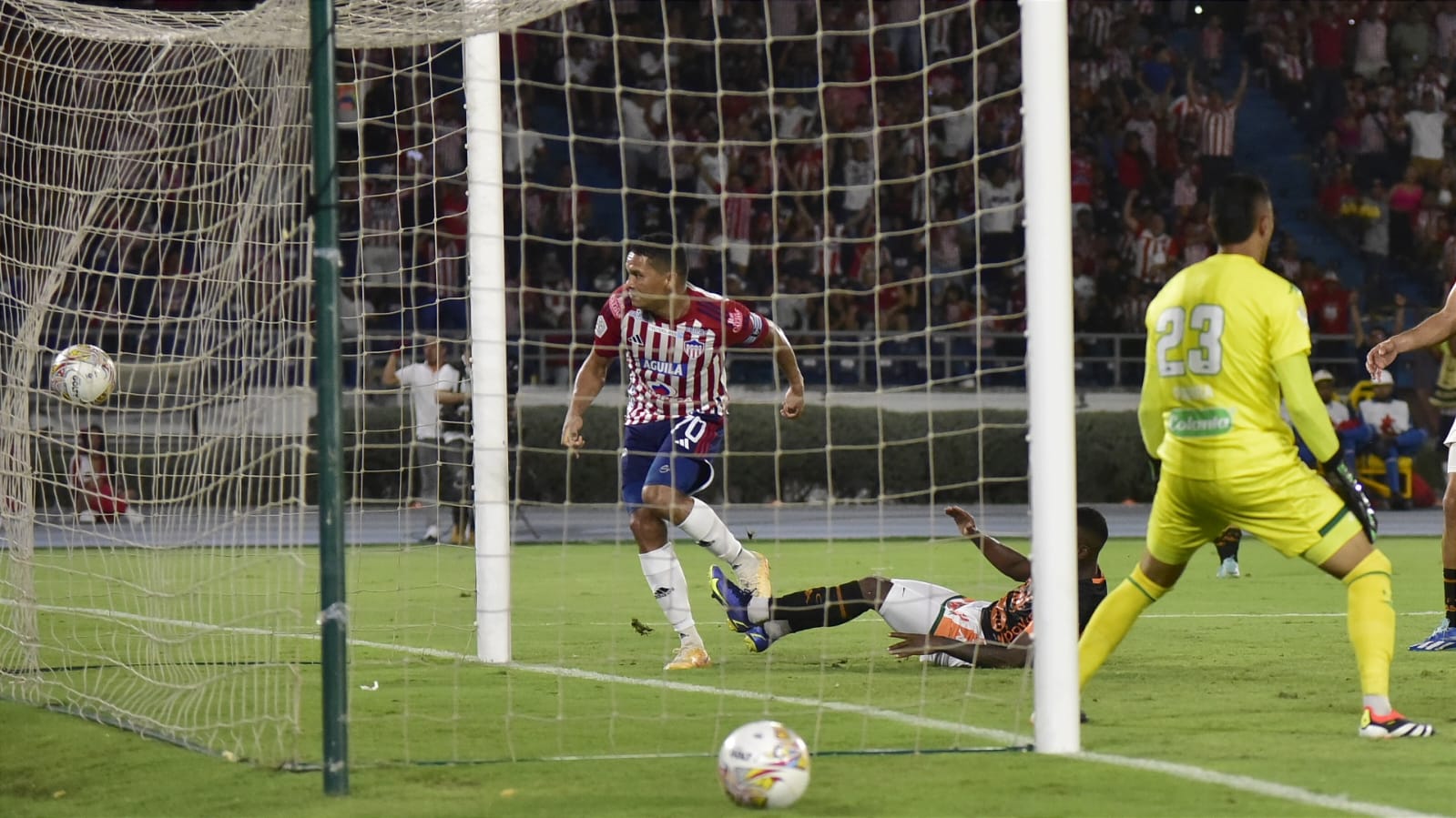 Carlos Bacca anotó el gol del empate para Junior. 