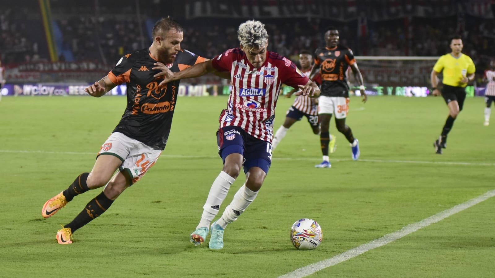 Gabriel Fuentes protege el balón ante el acecho de Felipe Jaramillo. 