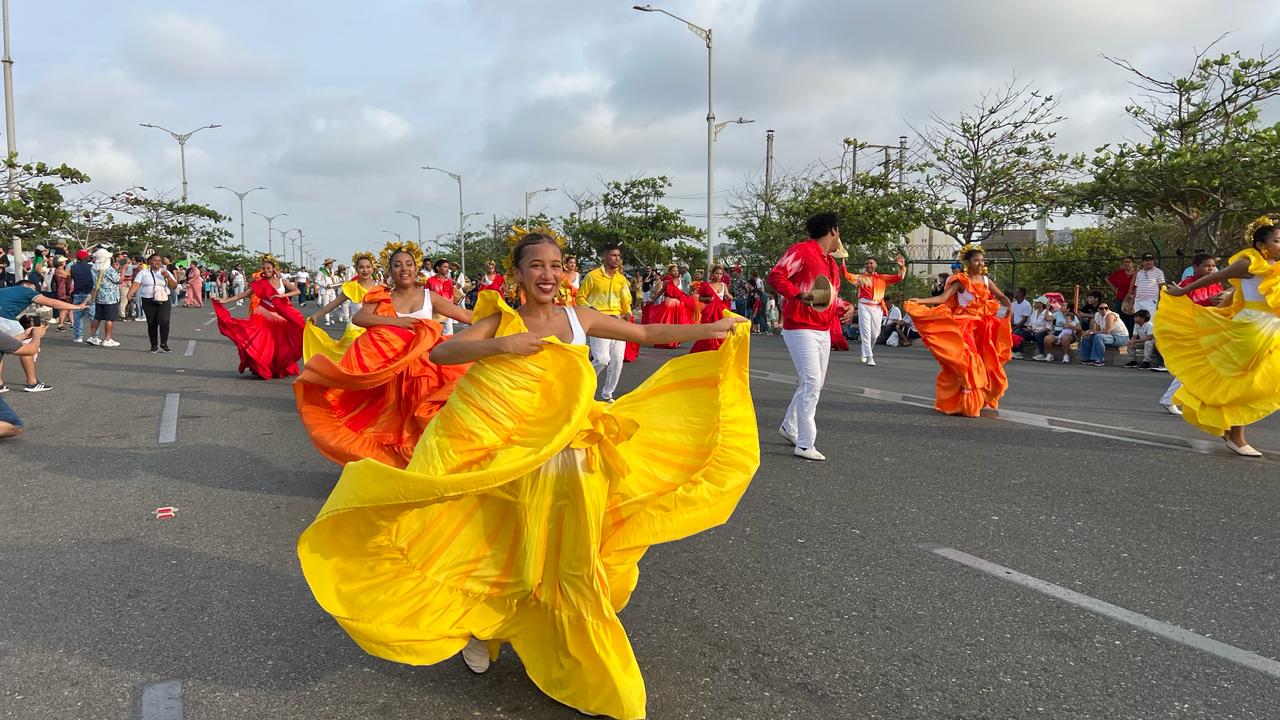 Bailes autóctonos se pudieron disfrutar en el desfile.