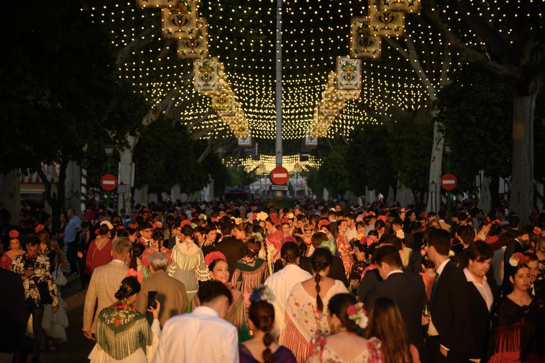 Una de las calles del Real de la Feria de Abril de Sevilla.