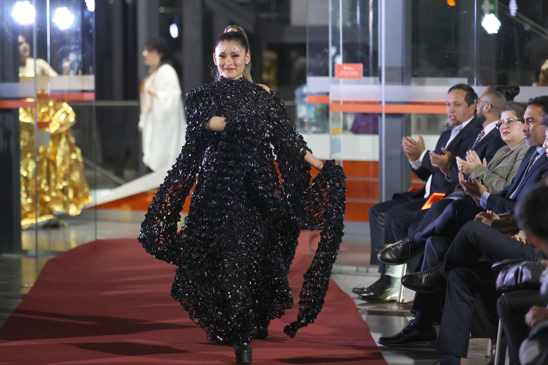 Una modelo desfila un vestido de la diseñadora Marion Macedo. 