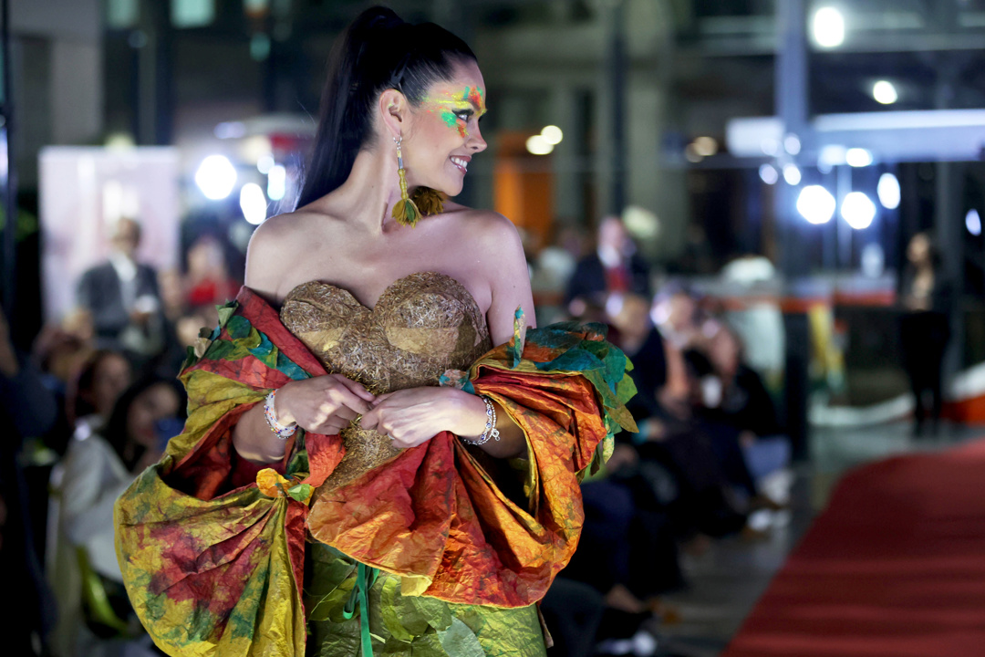 Modelo desfilando un vestido de la diseñadora Marion Macedo.