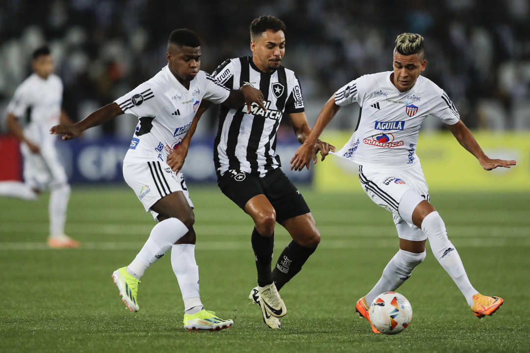 Víctor Cantillo domina el balón ante la marca de un rival. 