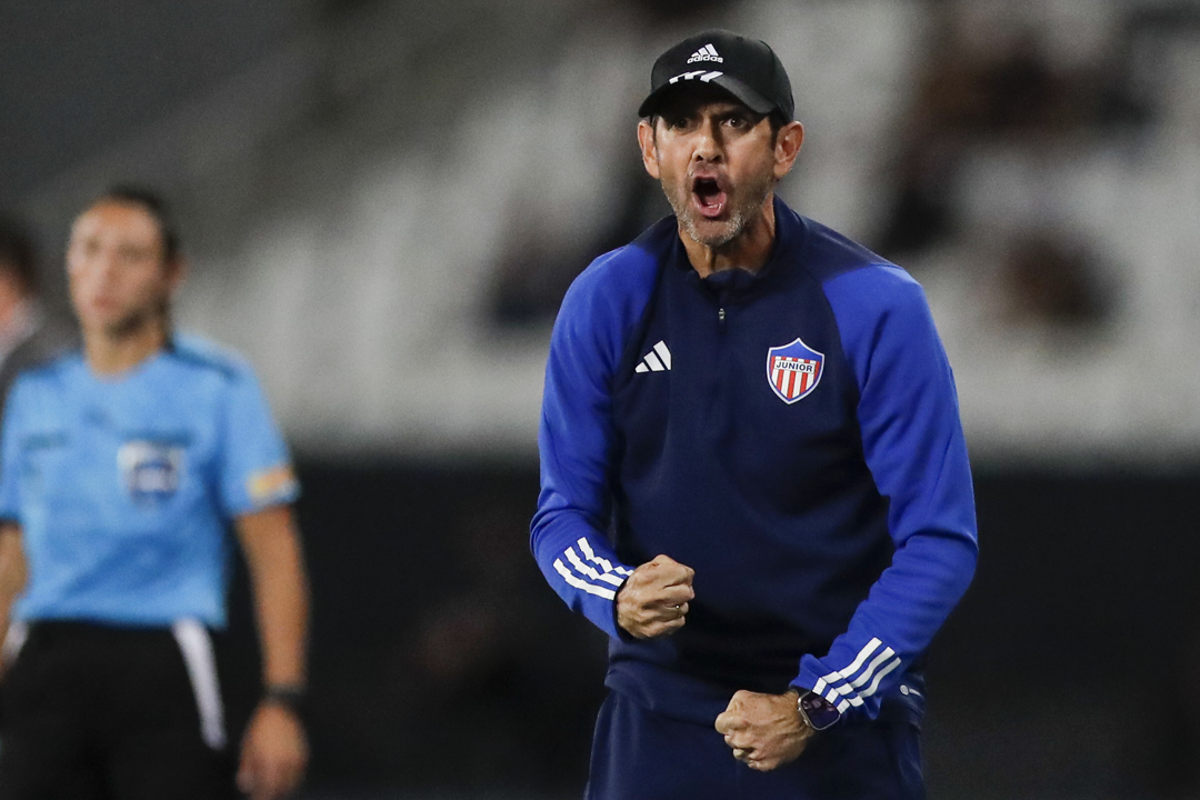 Arturo Reyes, técnico del Junior, celebra uno de los goles de su equipo. 