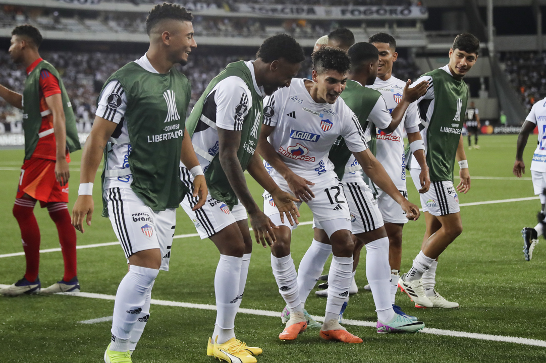 Los suplentes del Junior se suman al festejo del gol de Gabriel Fuentes. 