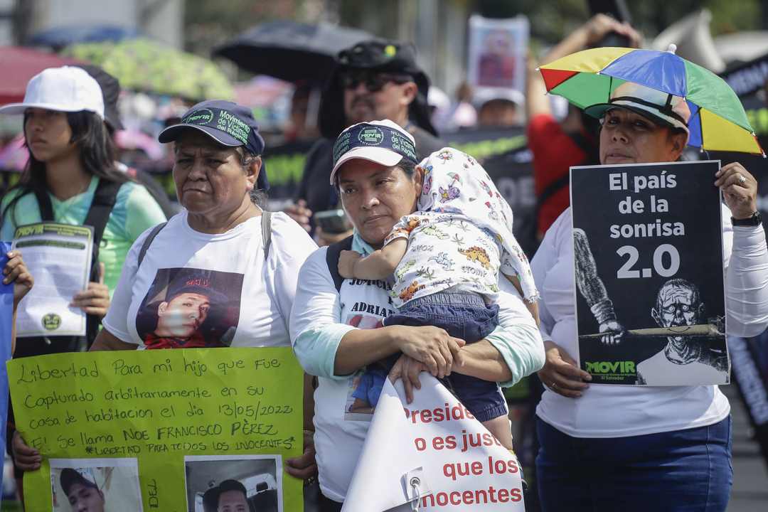 Familiares de personas detenidas al parece arbitrariamente marchan para pedir su liberación.