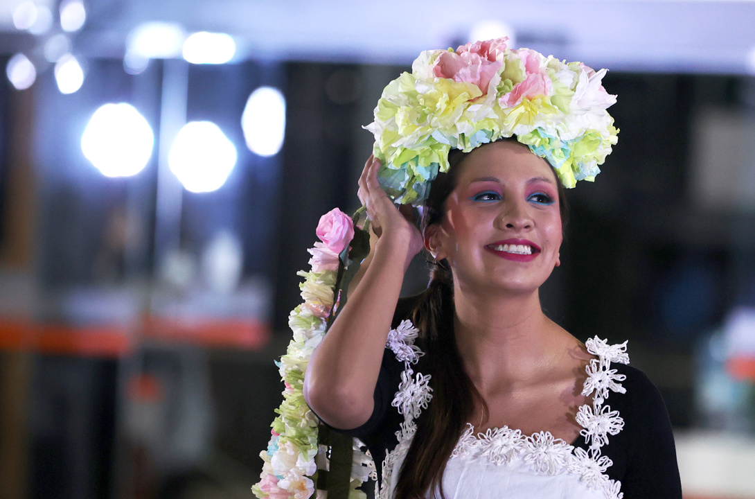 Modelo desfilando accesorios de la diseñadora Marion Macedo de la colección 'Habitat'.