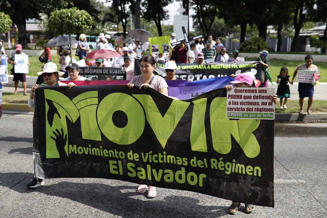 Personas marchando pidiendo la liberación de sus familiares detenidos de forma supuestamente arbitraria.