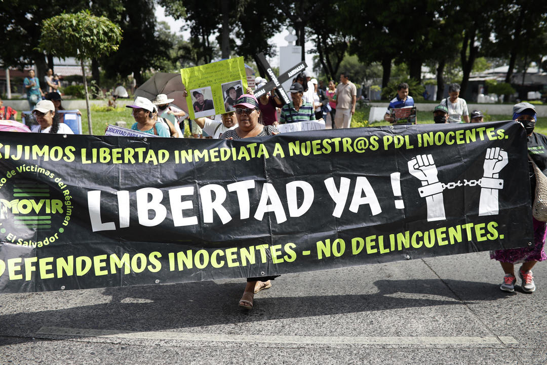 Personas durante la marcha realizada este martes en San Salvador.