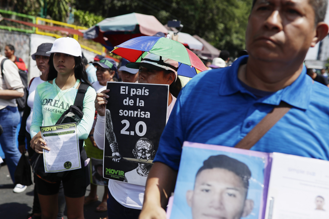 Personas marchando para pedir la liberación de sus familiares detenidos.