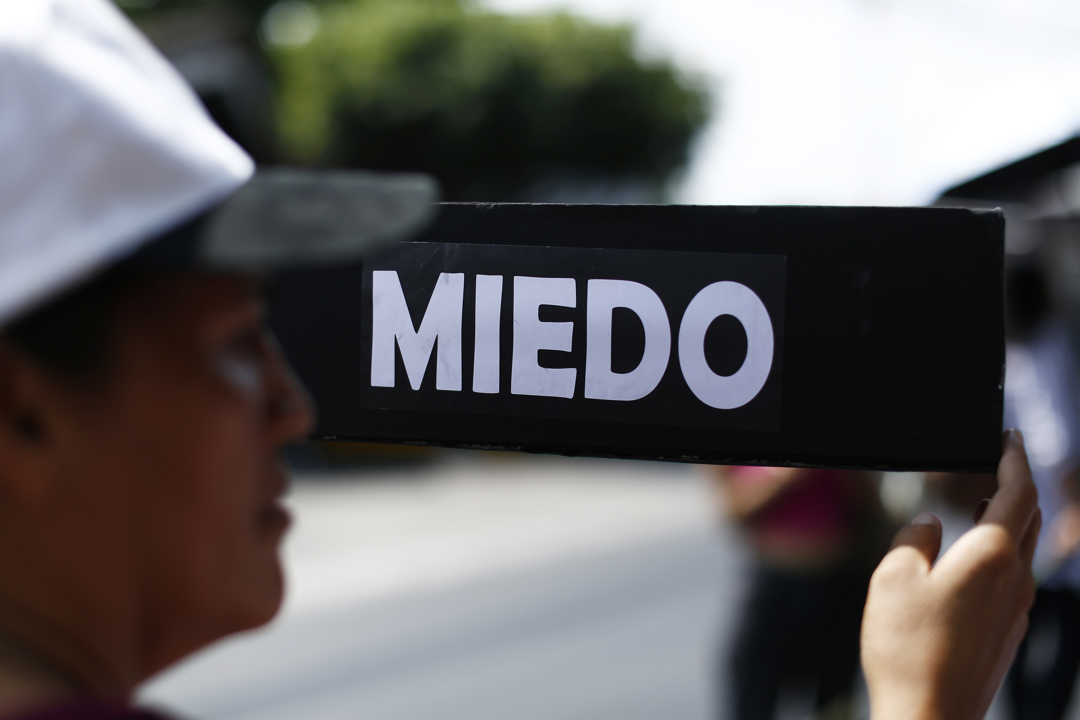 Personas marchan pidiendo la liberación de sus familiares en San Salvador.