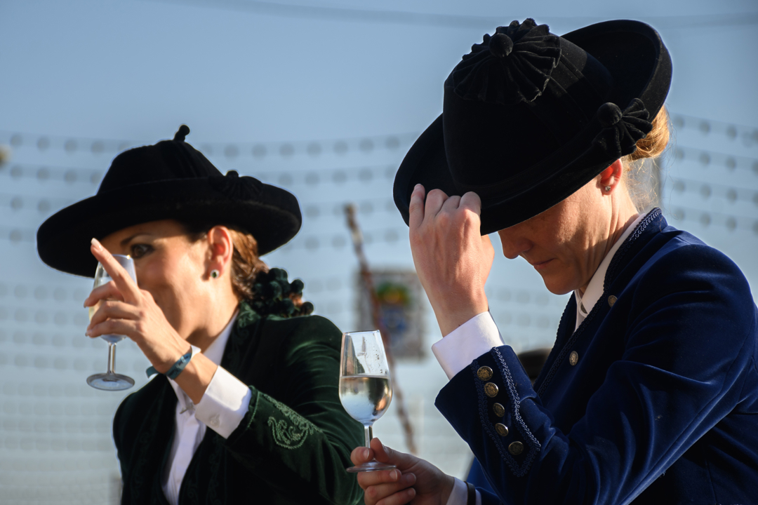 Dos mujeres vestidas de amazona durante el evento.