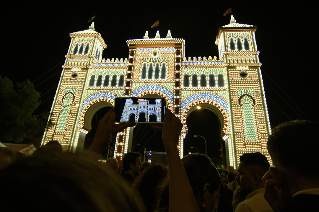 Alumbrado de la portada del Real de la Feria de Abril de Sevilla.