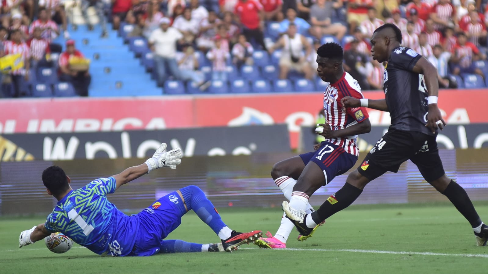 La opción clara de gol que Marco Pérez desperdició en el comienzo del partido. 