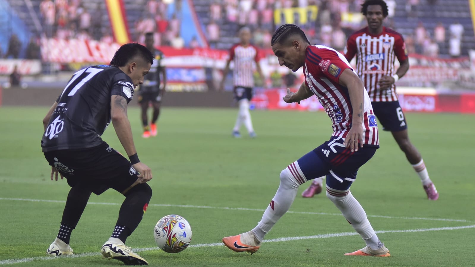 Gabriel Fuentes encara a Alejandro Piedrahita. 