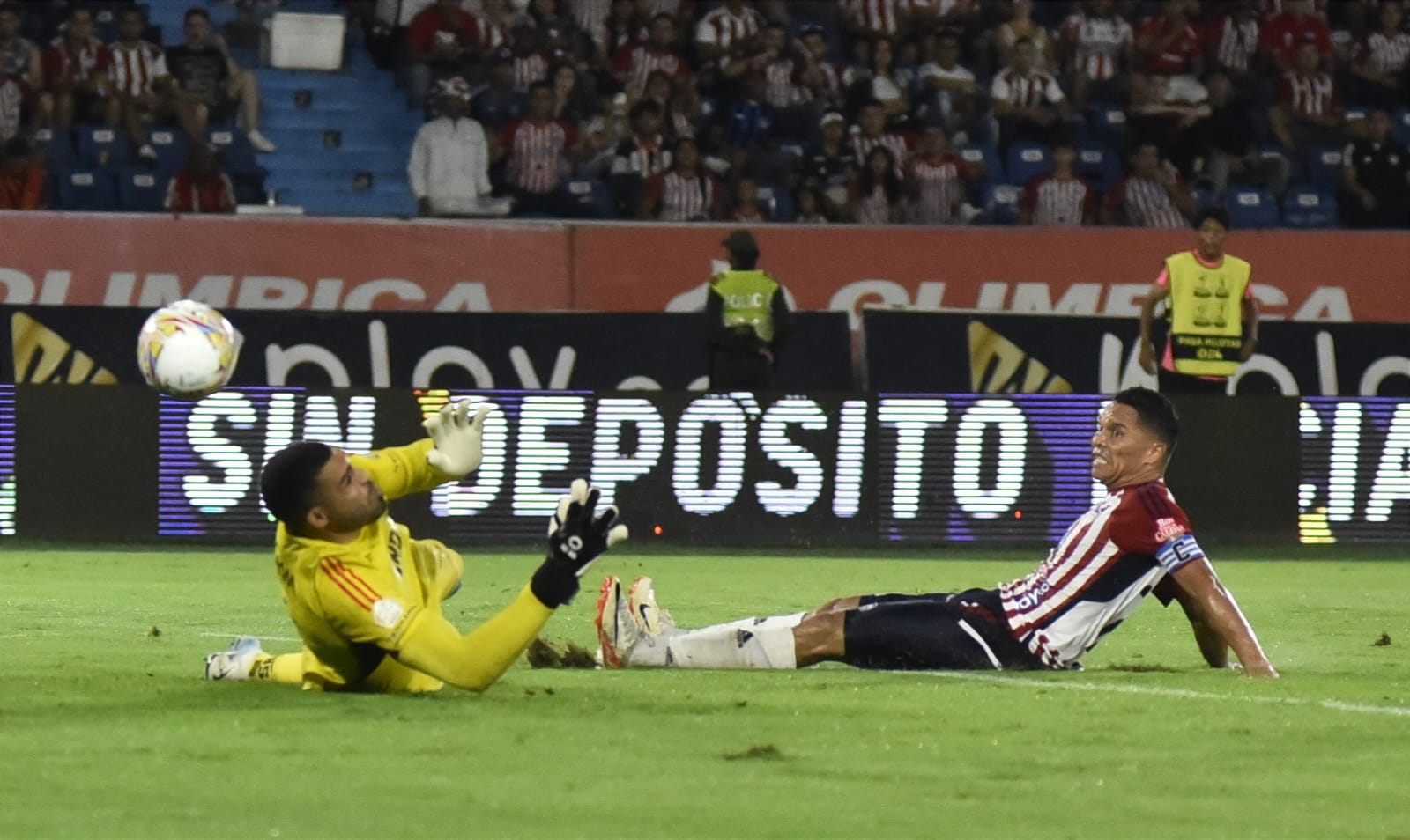 El primer gol del partido, marcado por Carlos Bacca. 