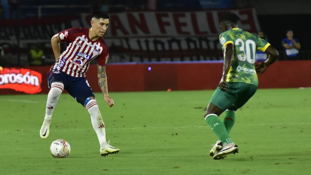 Emmanuel Olivera domina la pelota ante la presión de Joider Micolta. 