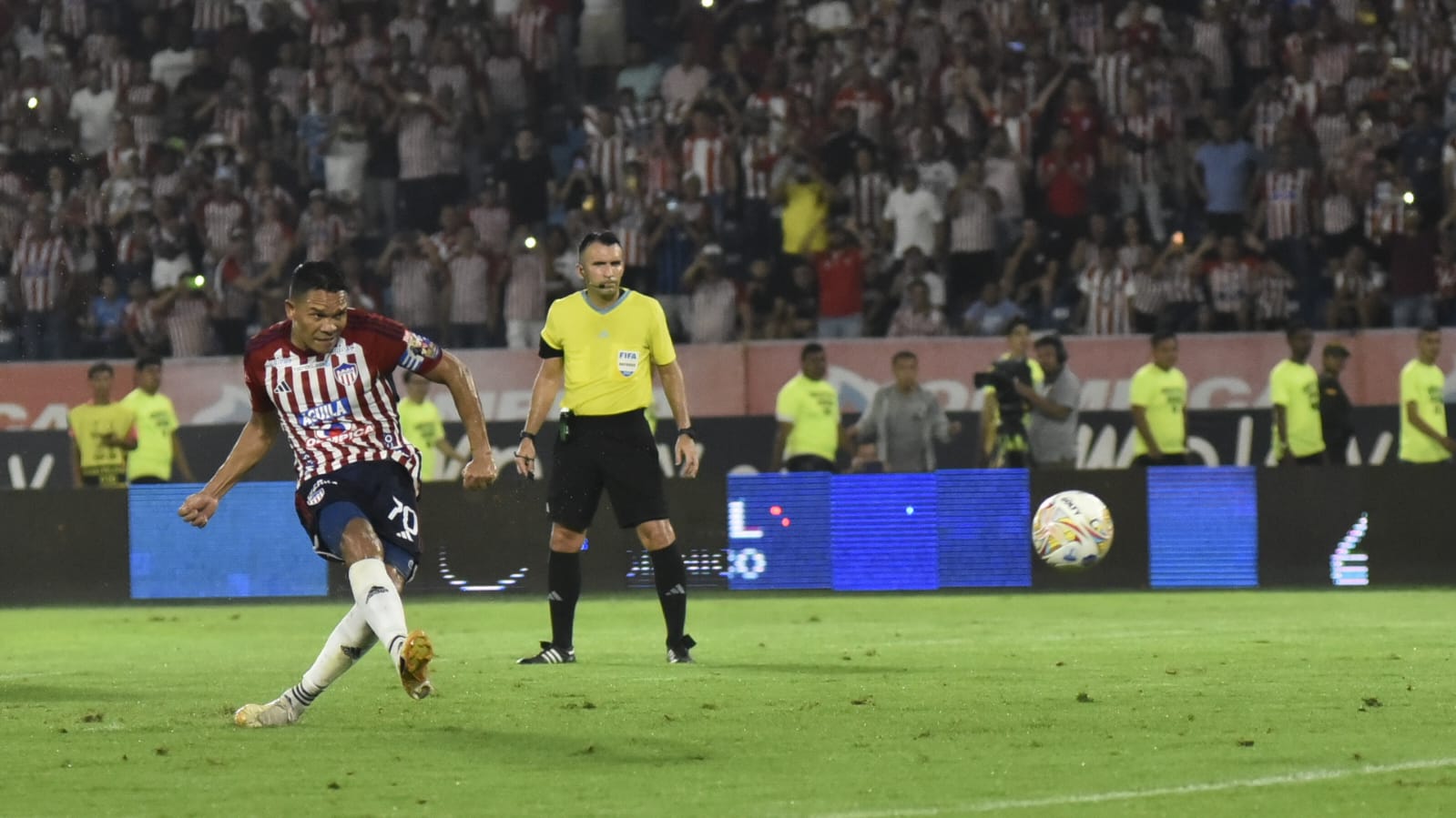 La pena máxima cobrada y convertida por Bacca para el segundo gol de Junior. 