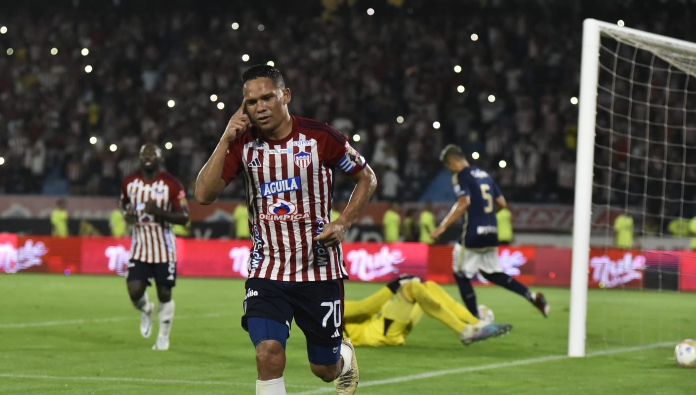 La celebración de Bacca tras marcar su segundo gol tras el cobro de una pena máxima. 