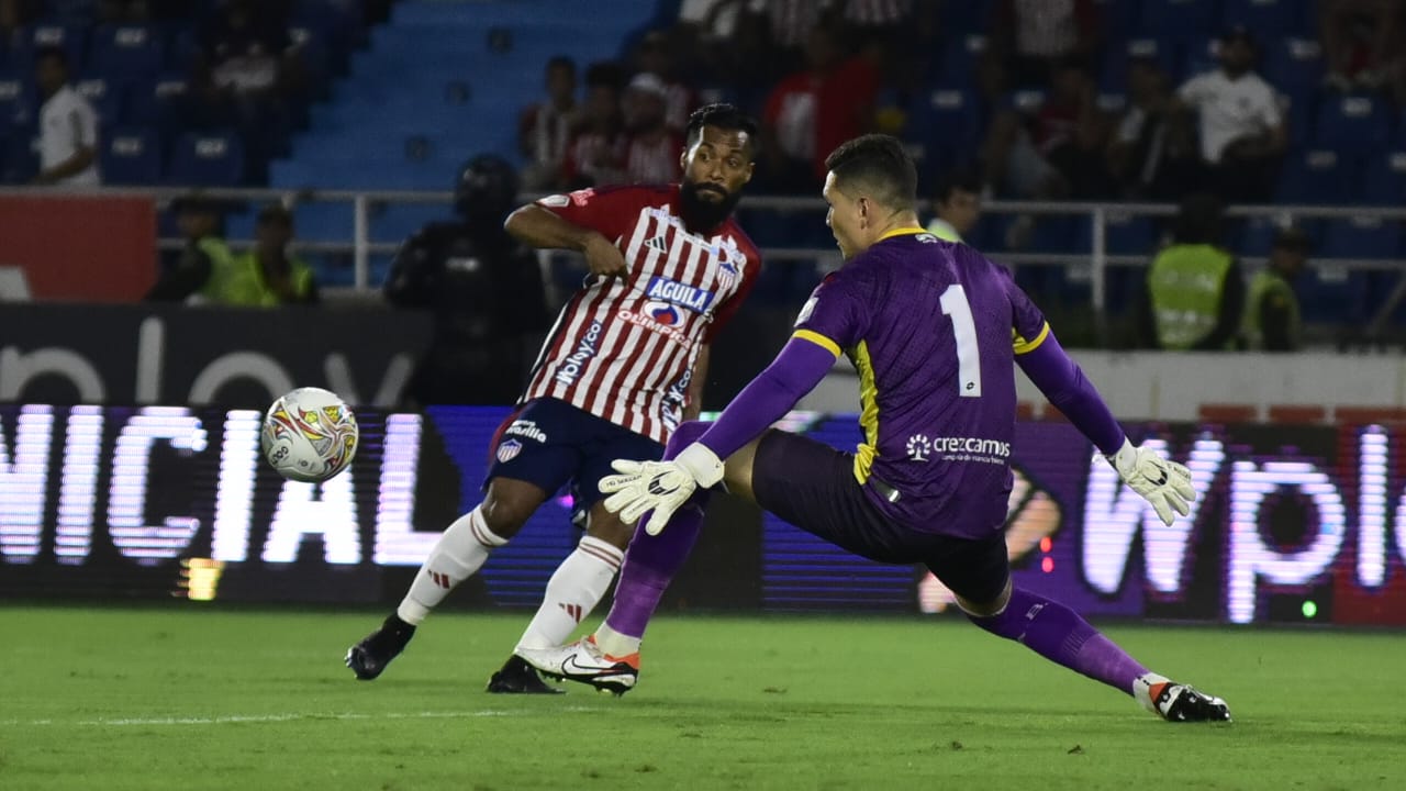 Luis 'Cariaco' González en un mano a mano con el portero Aldair Quintana. 