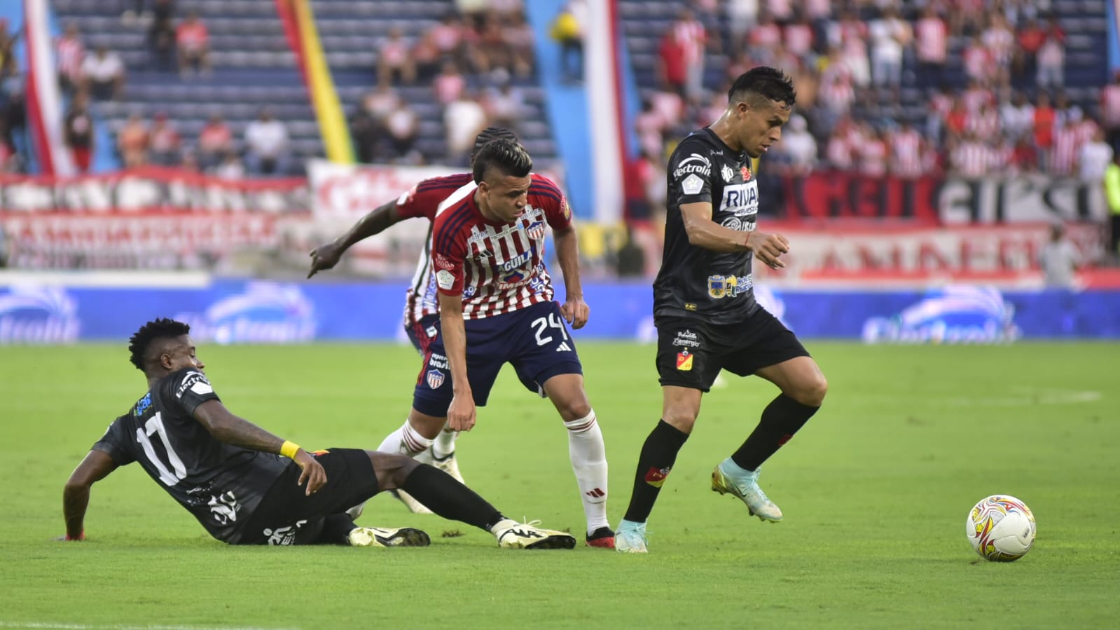 Víctor Cantillo pierde el control de la pelota ante Jordy Monroy. 