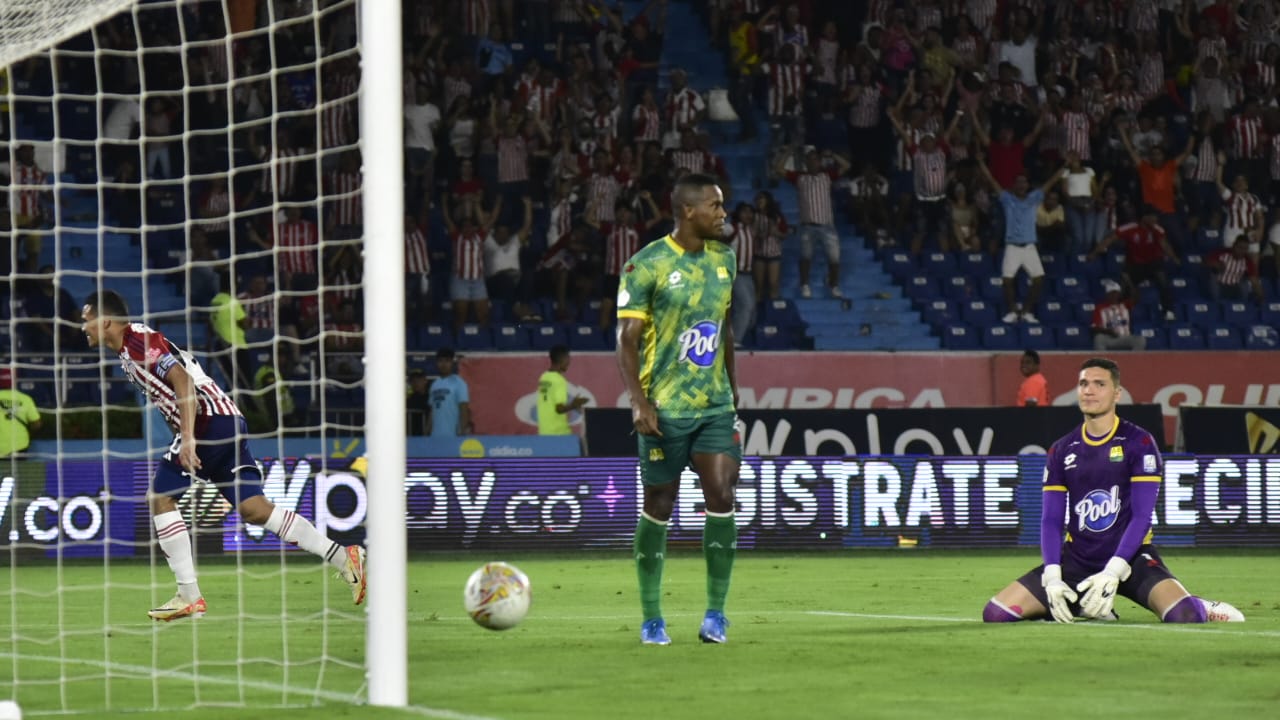 Aldair Quintana vencido y Carlos Bacca inicia su celebración. 