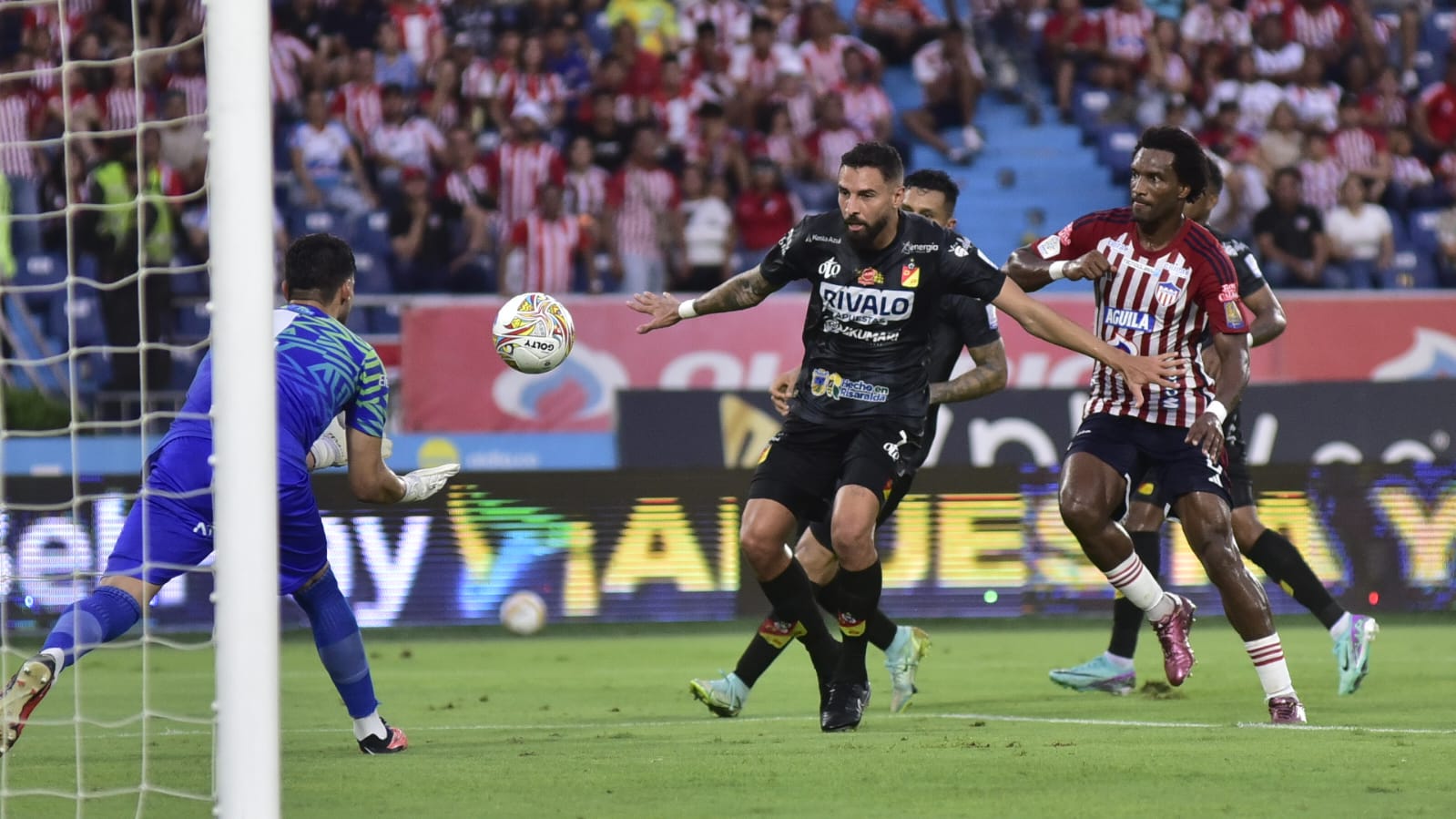 Llegada de Junior controlada por el portero del Pereira, Salvador Ichazo. 