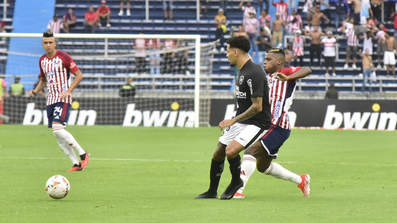 Déiber Caicedo presiona la salida de un jugador de Botafogo. 