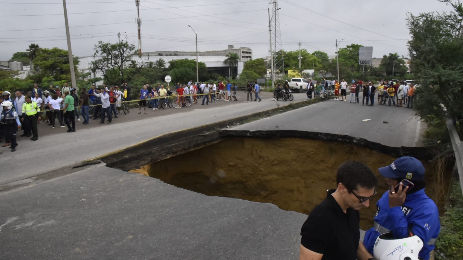 Una multitud de personas en el lugar de los hechos.