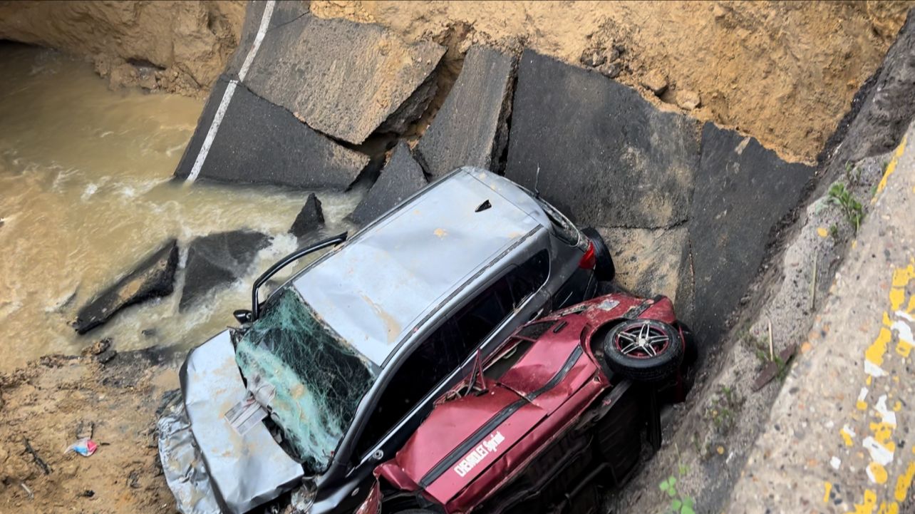 Dos carros cayeron en el cráter que se generó.