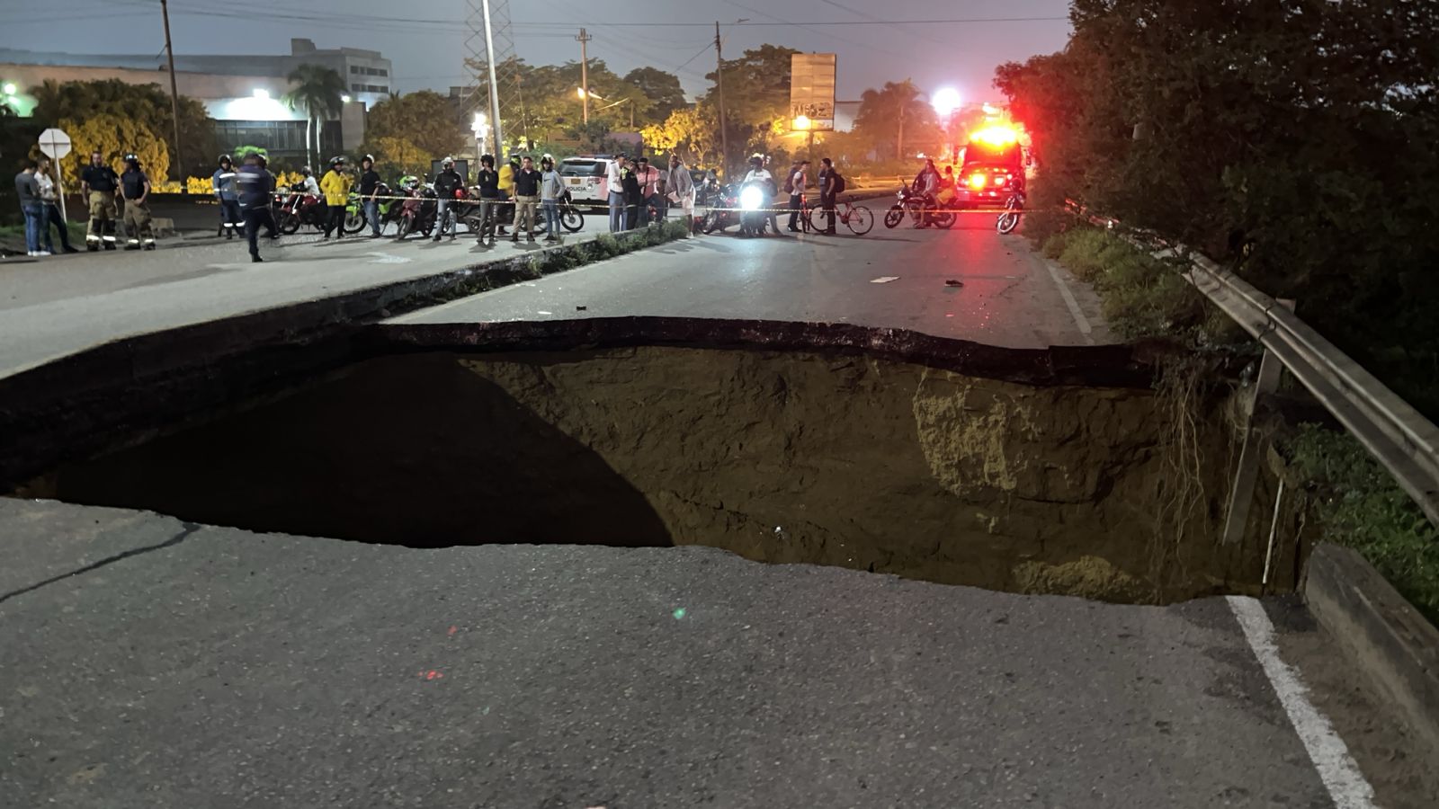 Cráter en el puente de la calle 30.