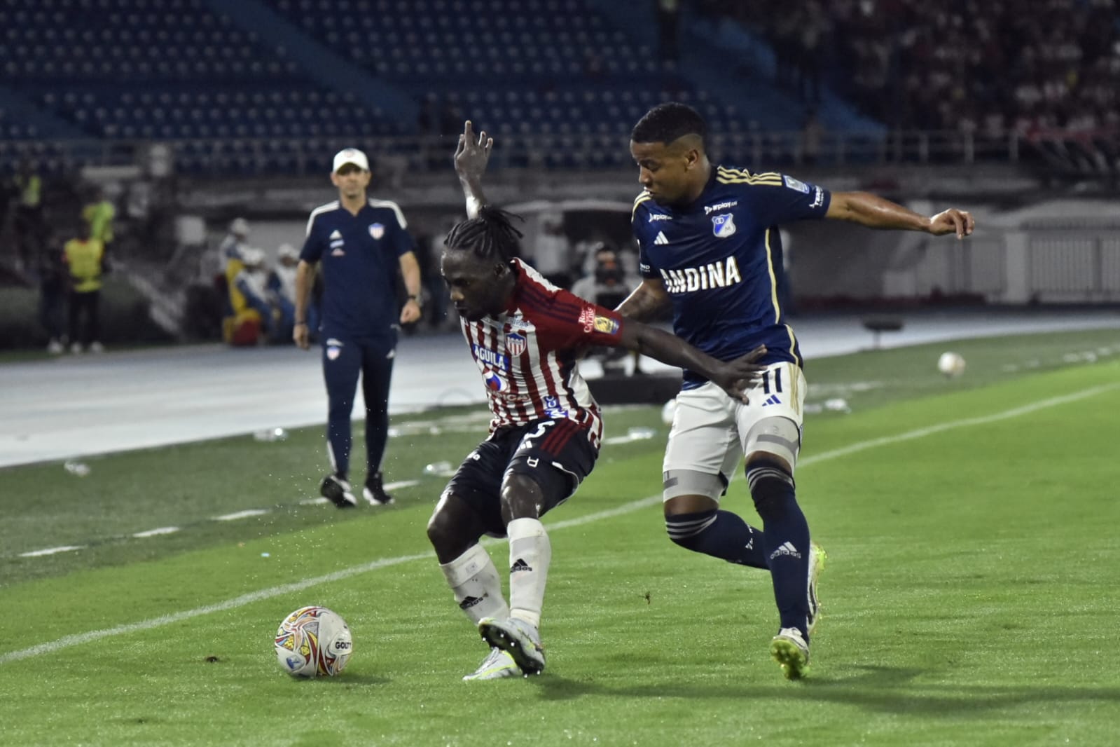 Yimmi Chará protege la pelota ante la marca de Beckham Castro.