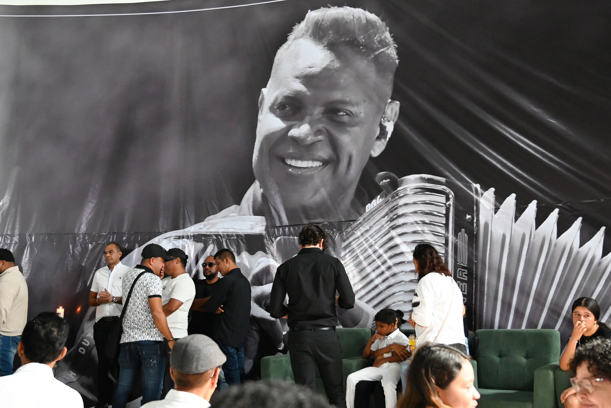 Un afiche gigante con la imagen de Omar Geles en la ceremonia de cámara ardiente