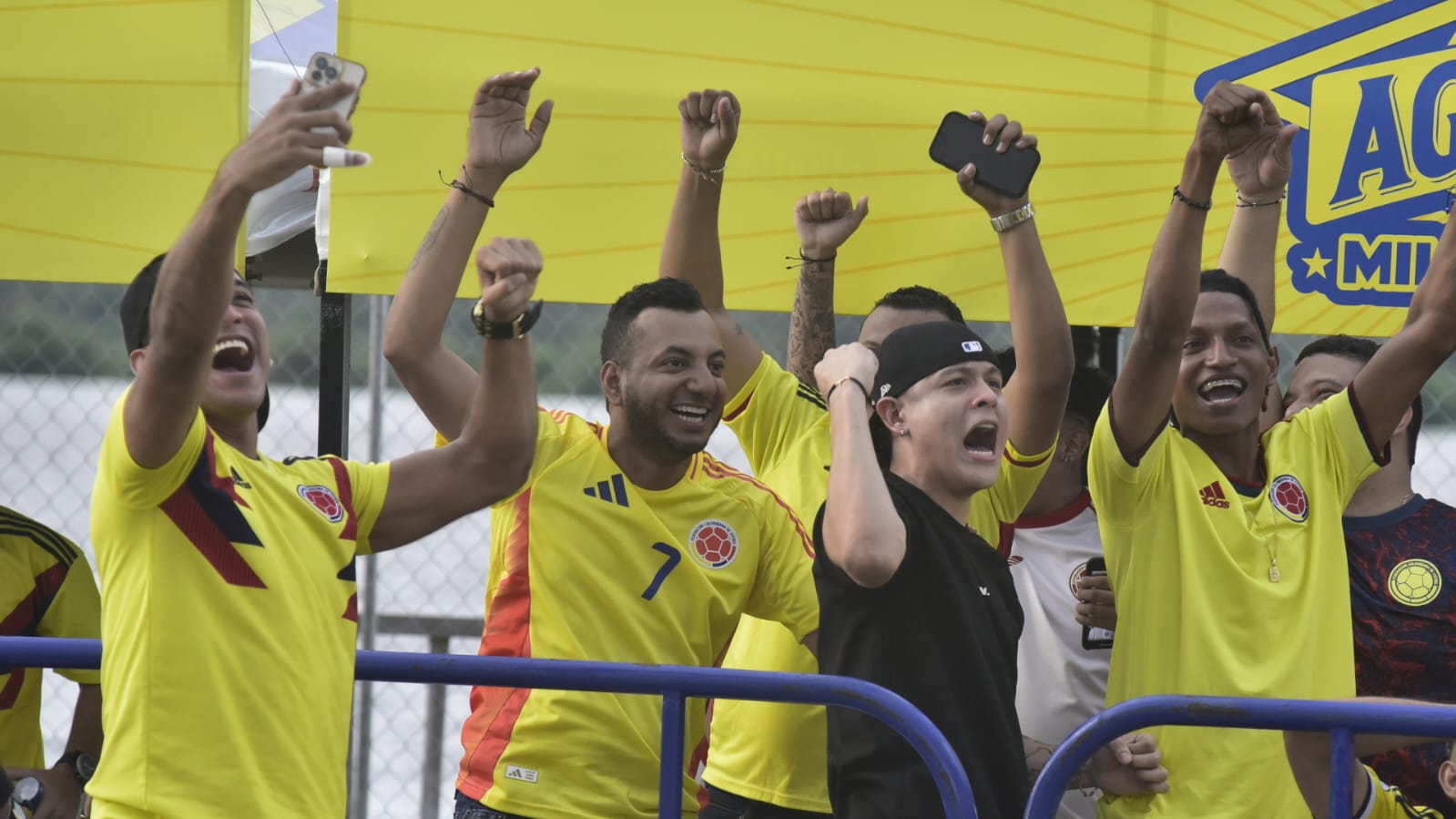 Los aficionados no se quedaron quietos un solo minuto para avivar a la tricolor