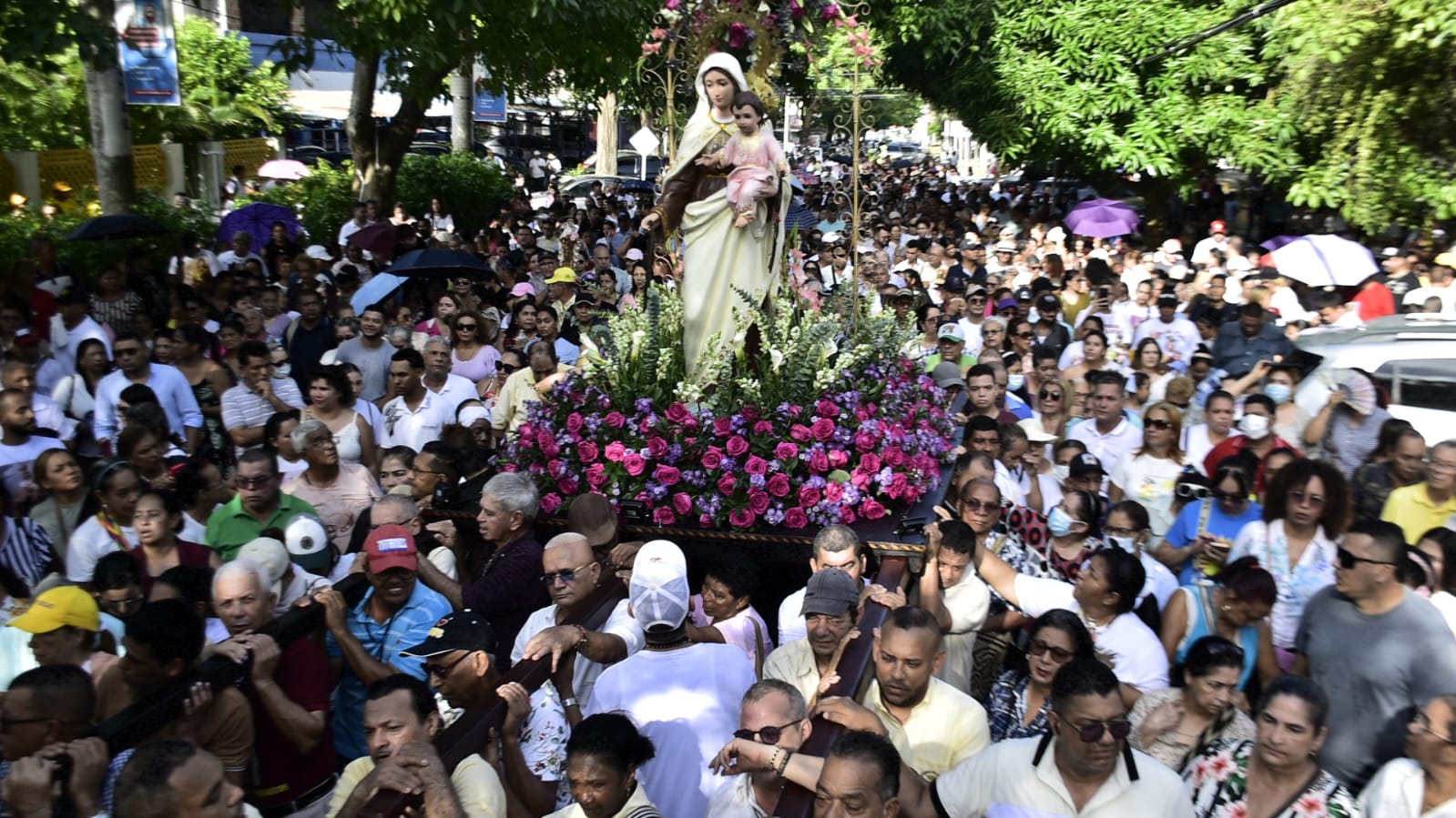 Devotos durante la procesión.