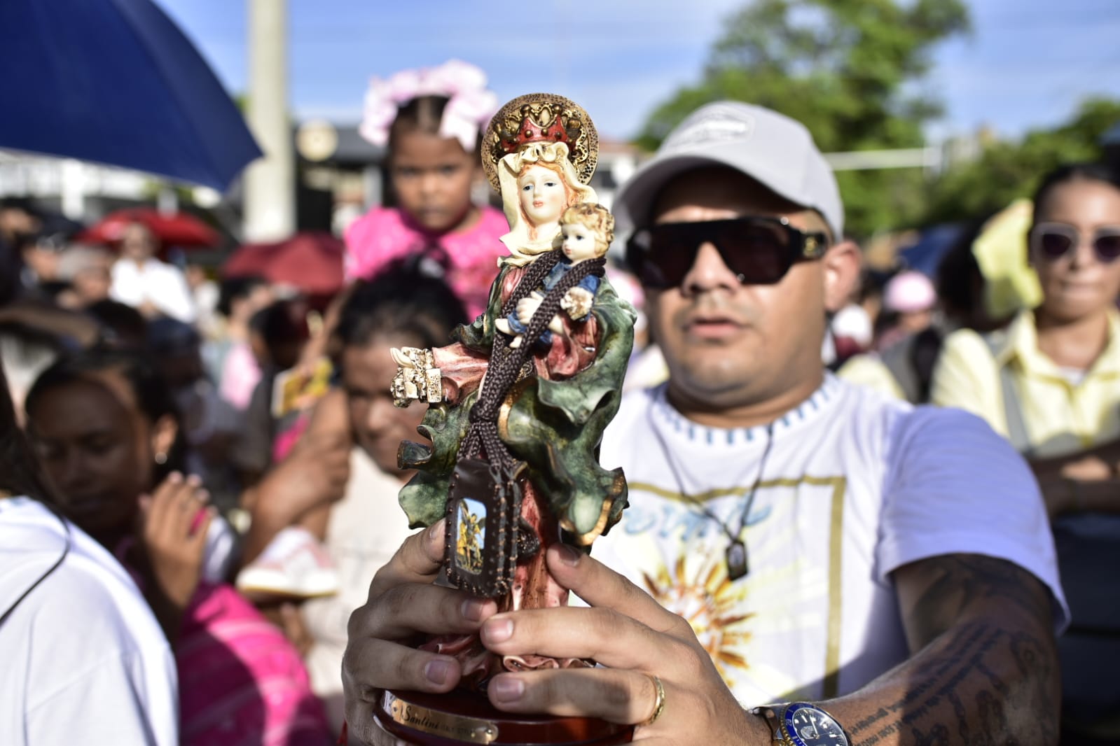 Accesorios de la Virgen durante la procesión. 