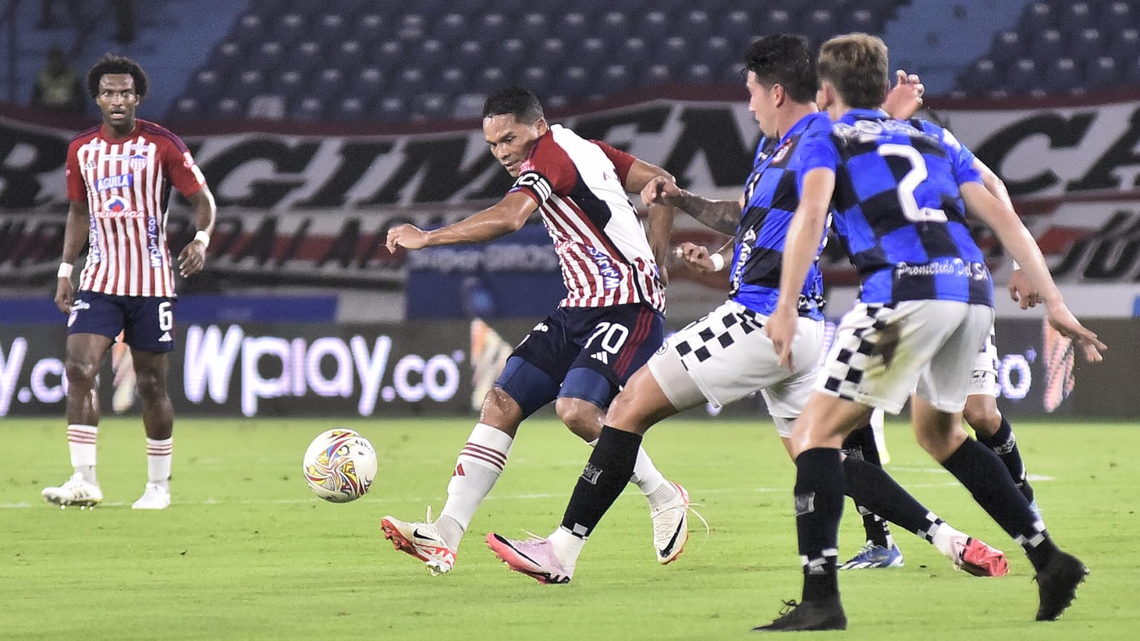 Carlos Bacca disputando el balón con un defensa del Chicó.