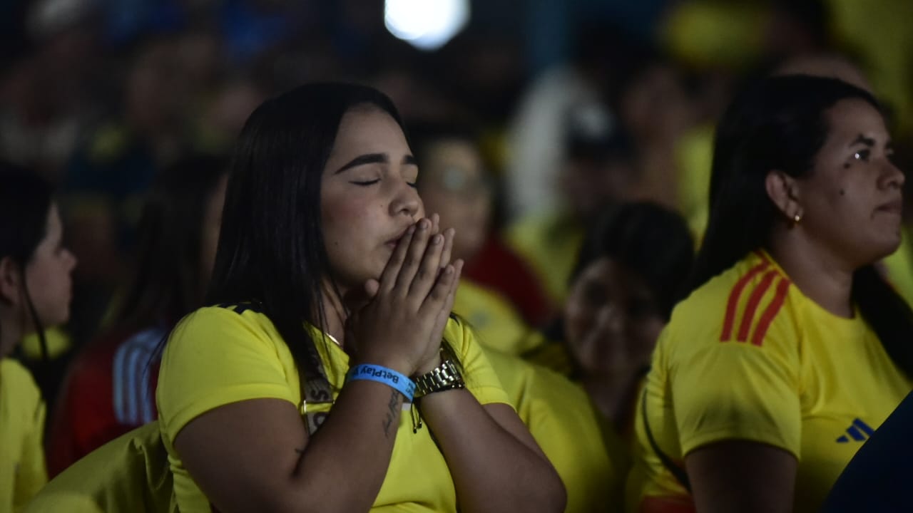 Afición barranquillera pidiendo la ayuda divina para clasificar. 