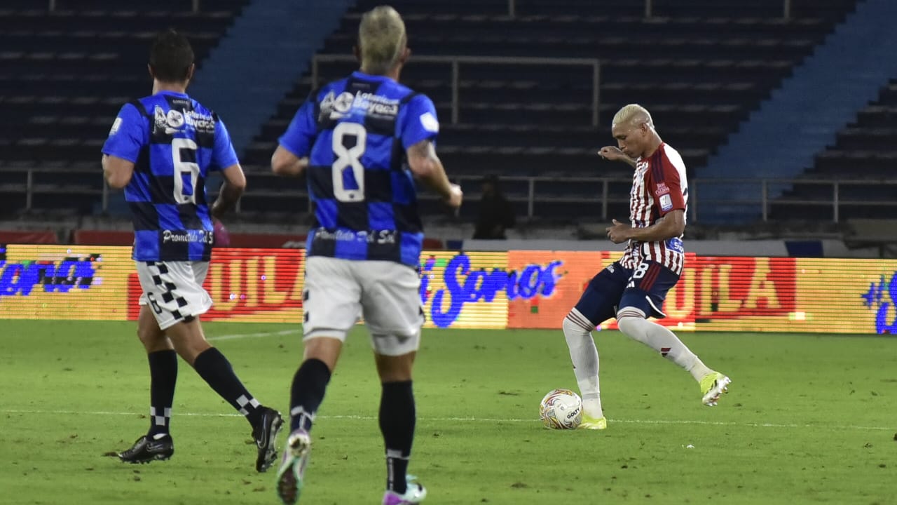 Jermein Peña distribuyendo el balón.