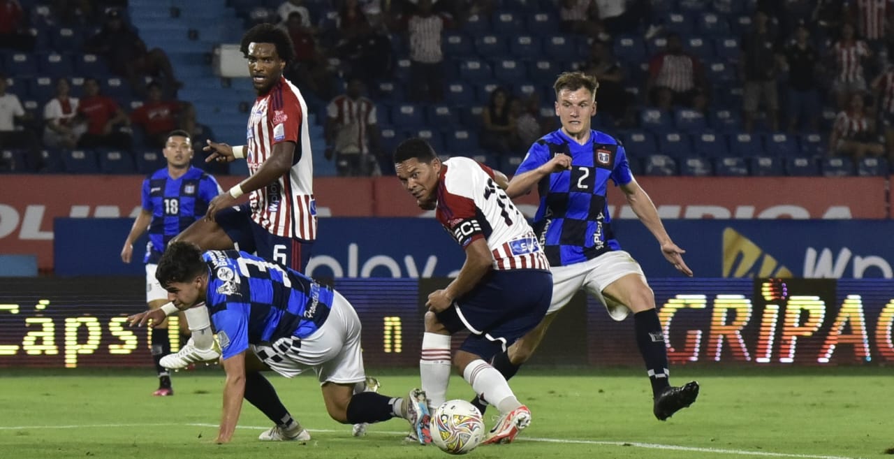 Jugada de gol de Carlos Bacca que terminó desviada.