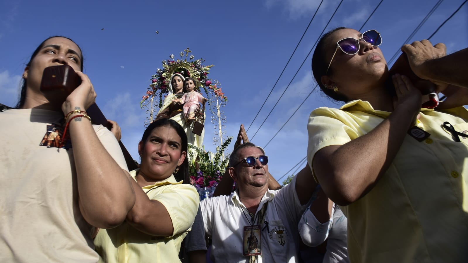 Mujeres cargaron imágenes de la Virgen del Carmen.