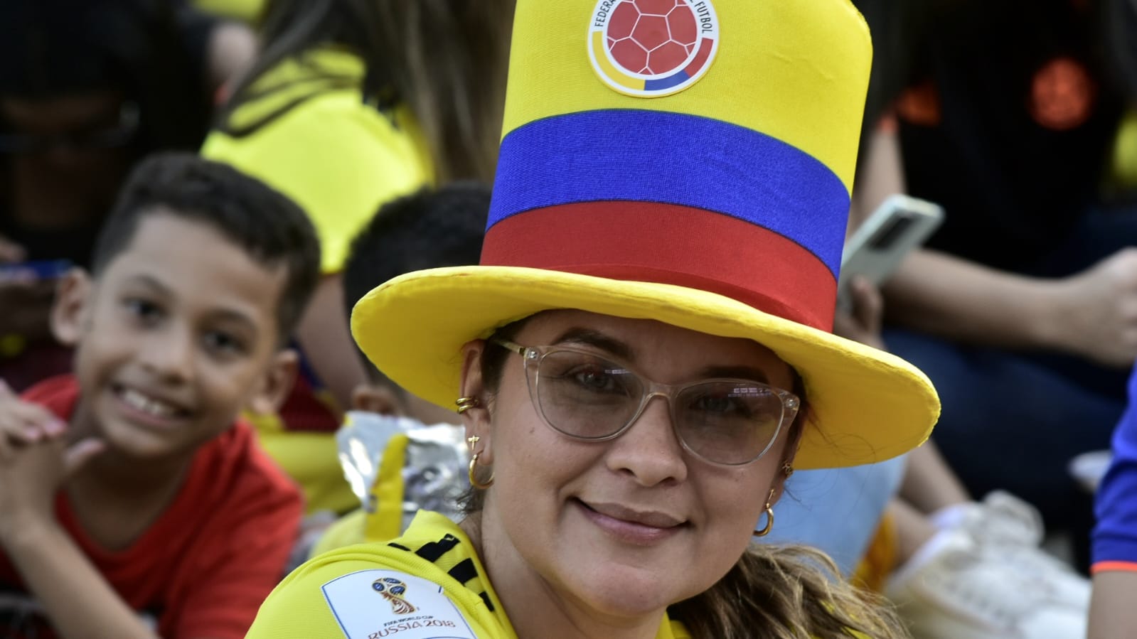 Hinchas con atuendos tricolor en el parque Sagrado Corazón