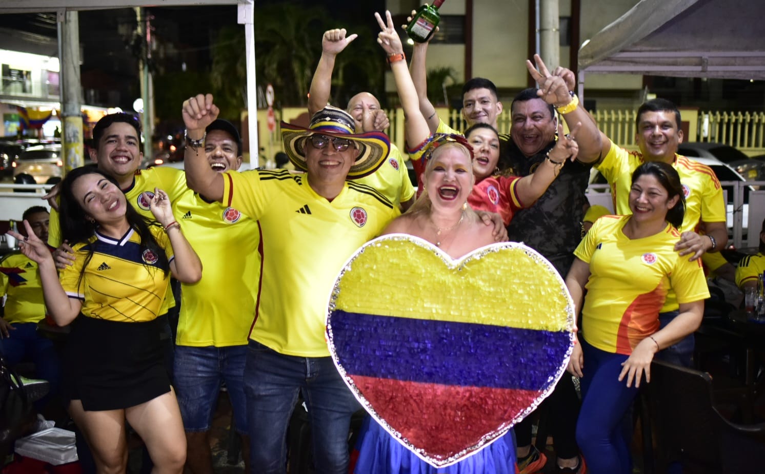 La goleada, la clasificación a semifinales e igualar el récord de partidos sin perder, llevaron a la celebración.